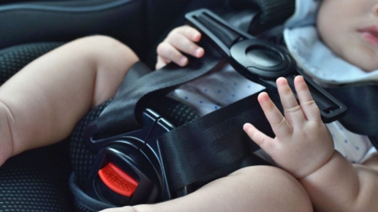 チャイルドシートに乗っている子ども